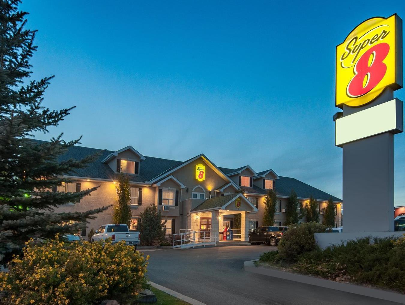 Ramada By Wyndham Cochrane Hotell Eksteriør bilde