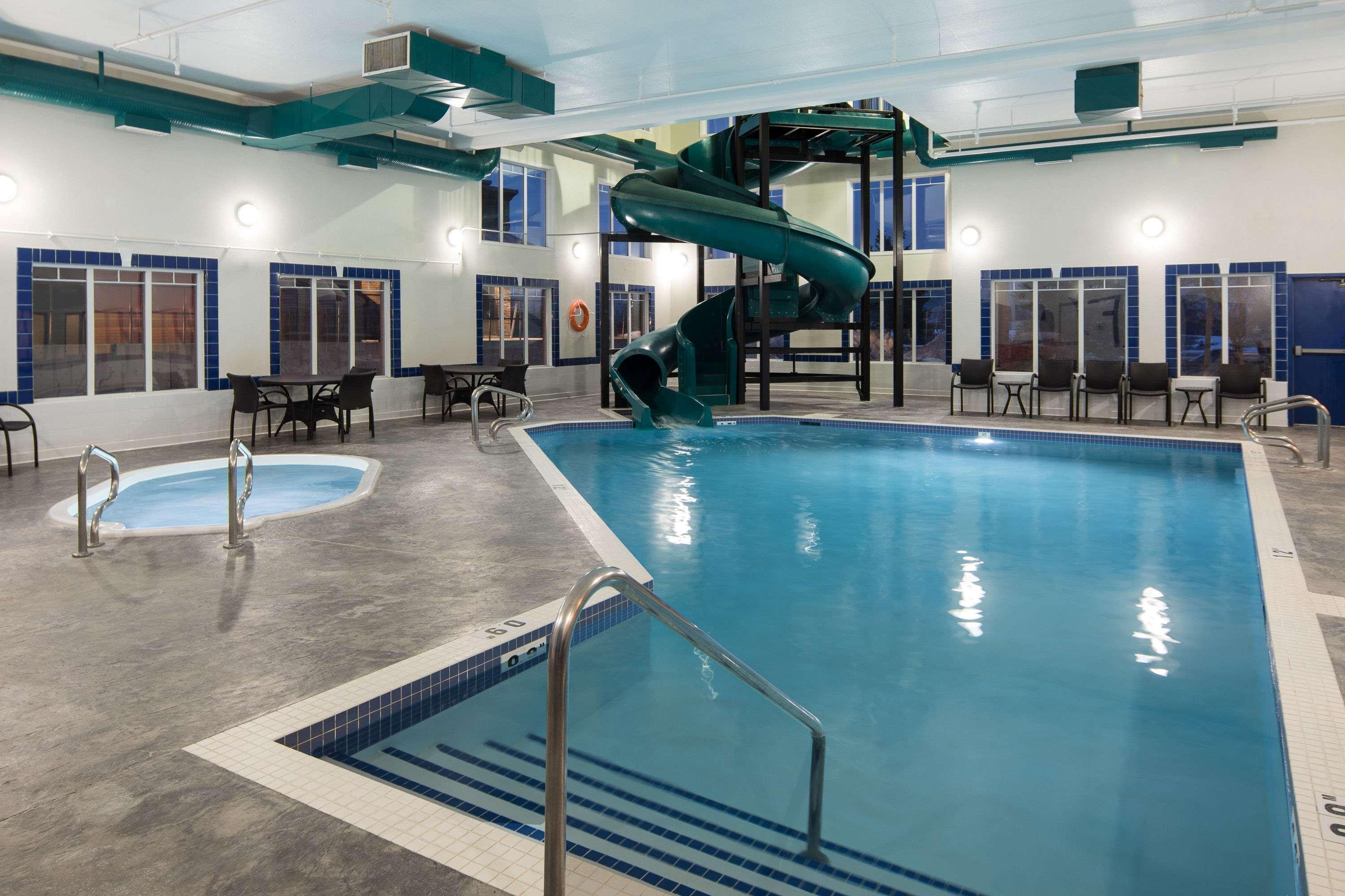 Ramada By Wyndham Cochrane Hotell Eksteriør bilde