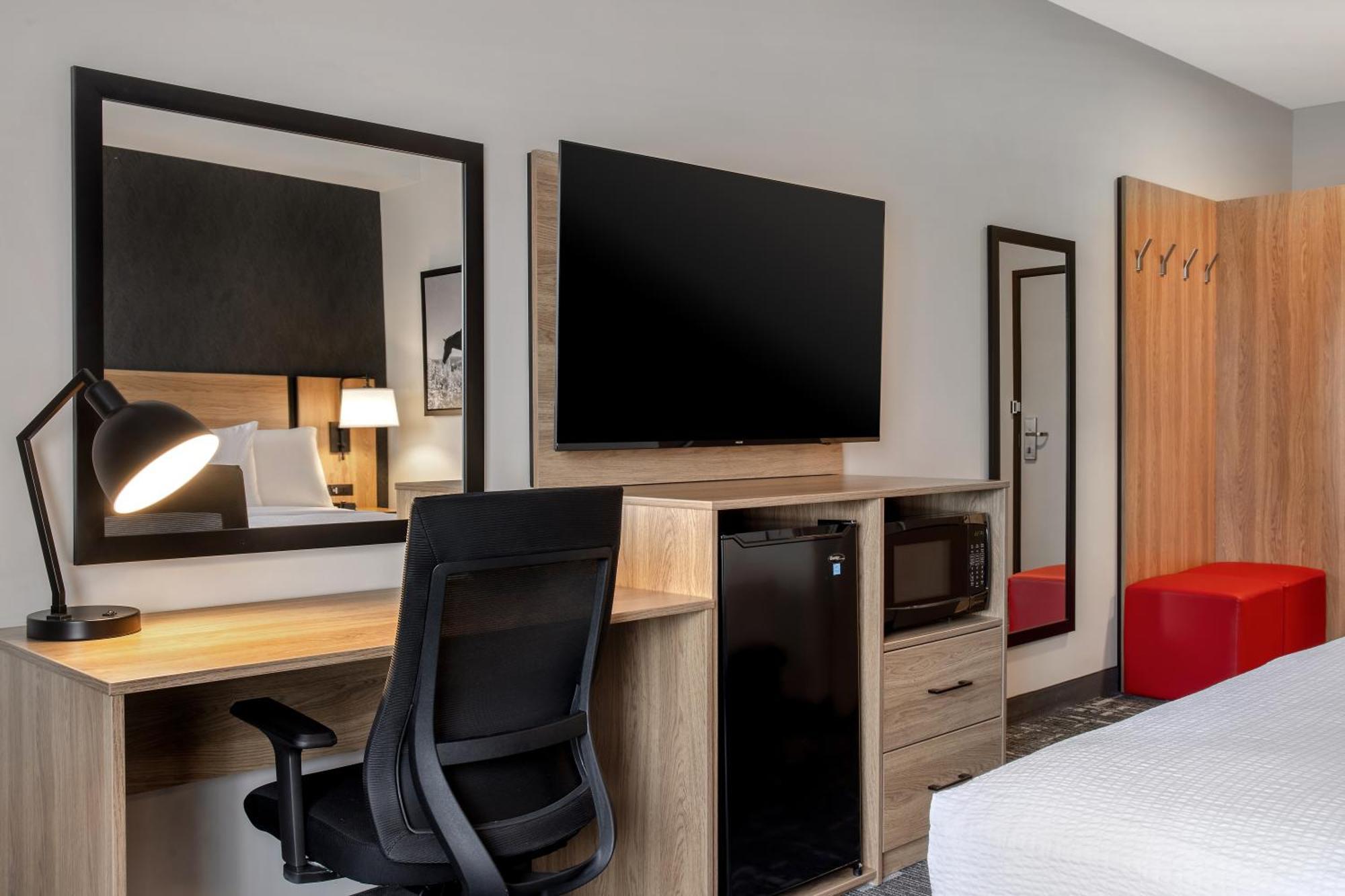 Ramada By Wyndham Cochrane Hotell Eksteriør bilde