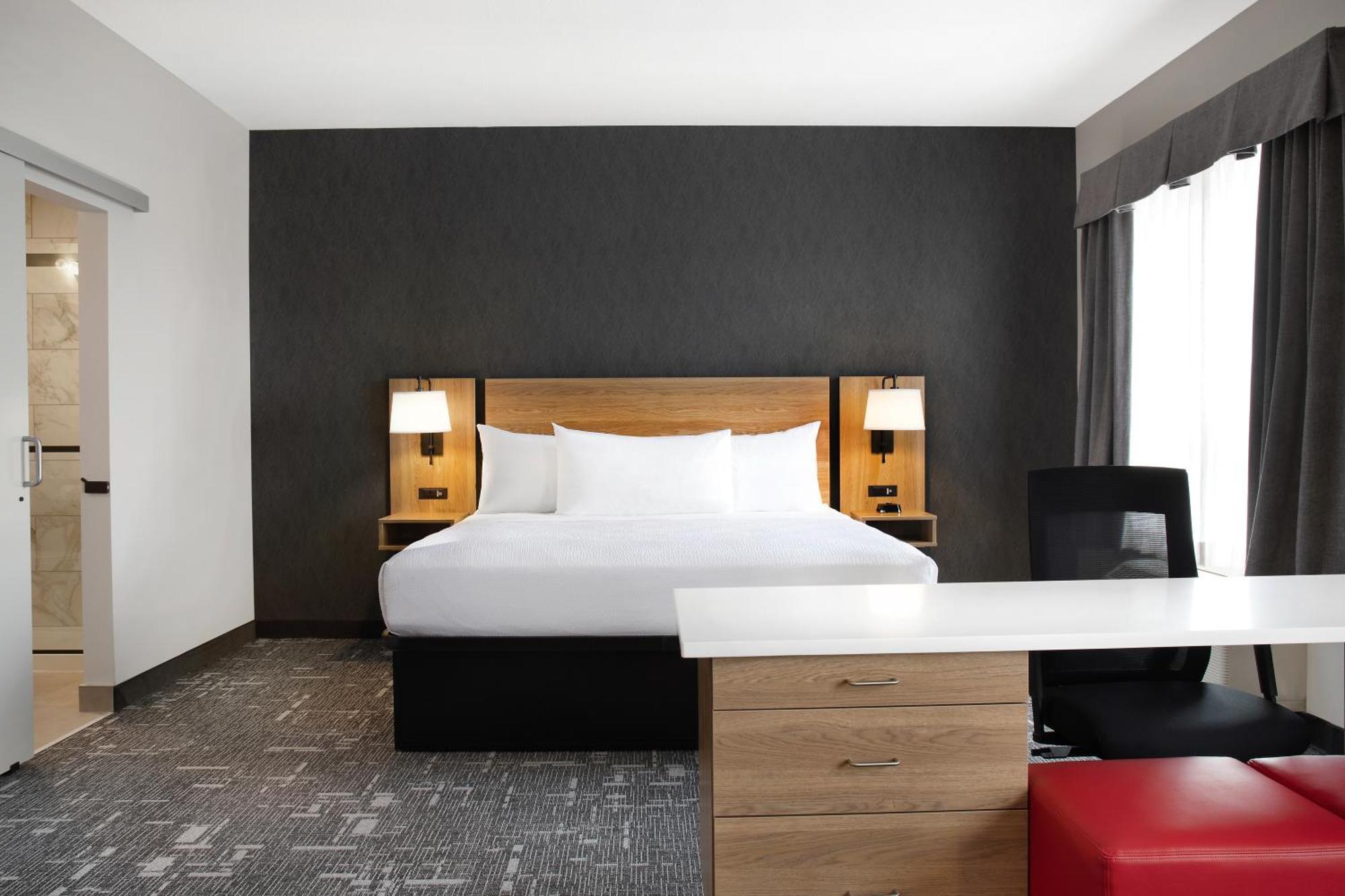 Ramada By Wyndham Cochrane Hotell Eksteriør bilde