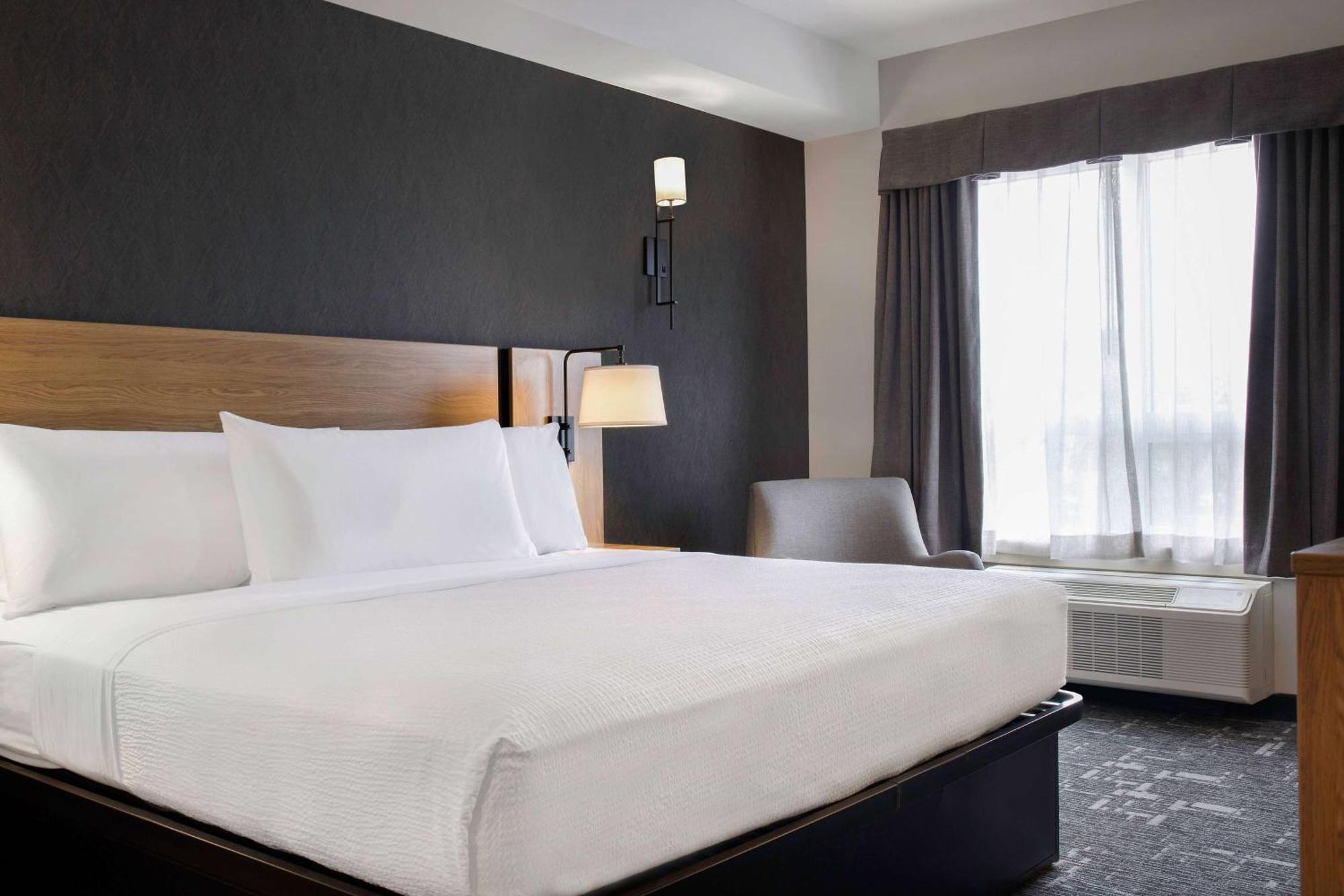 Ramada By Wyndham Cochrane Hotell Eksteriør bilde