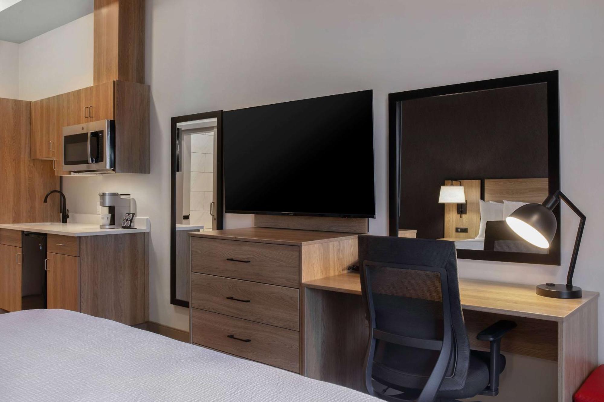 Ramada By Wyndham Cochrane Hotell Eksteriør bilde