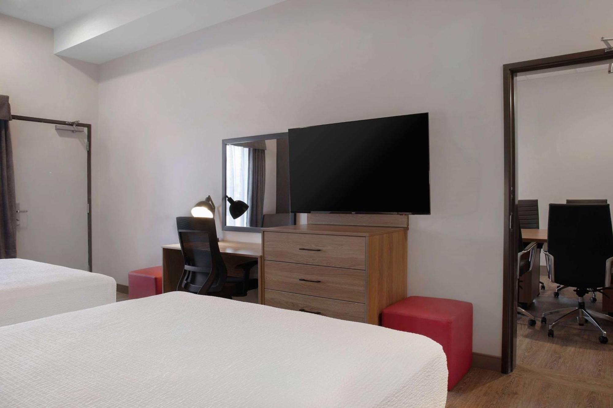 Ramada By Wyndham Cochrane Hotell Eksteriør bilde