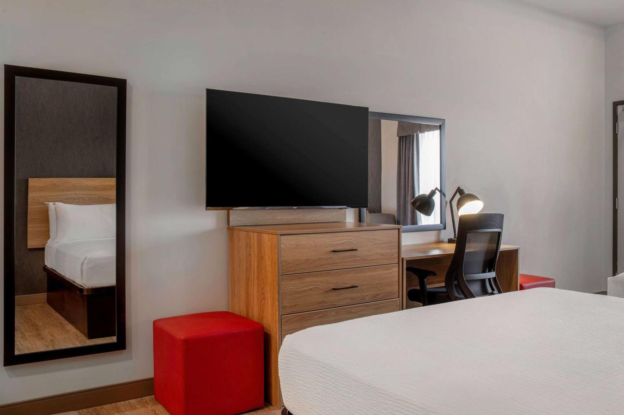 Ramada By Wyndham Cochrane Hotell Eksteriør bilde
