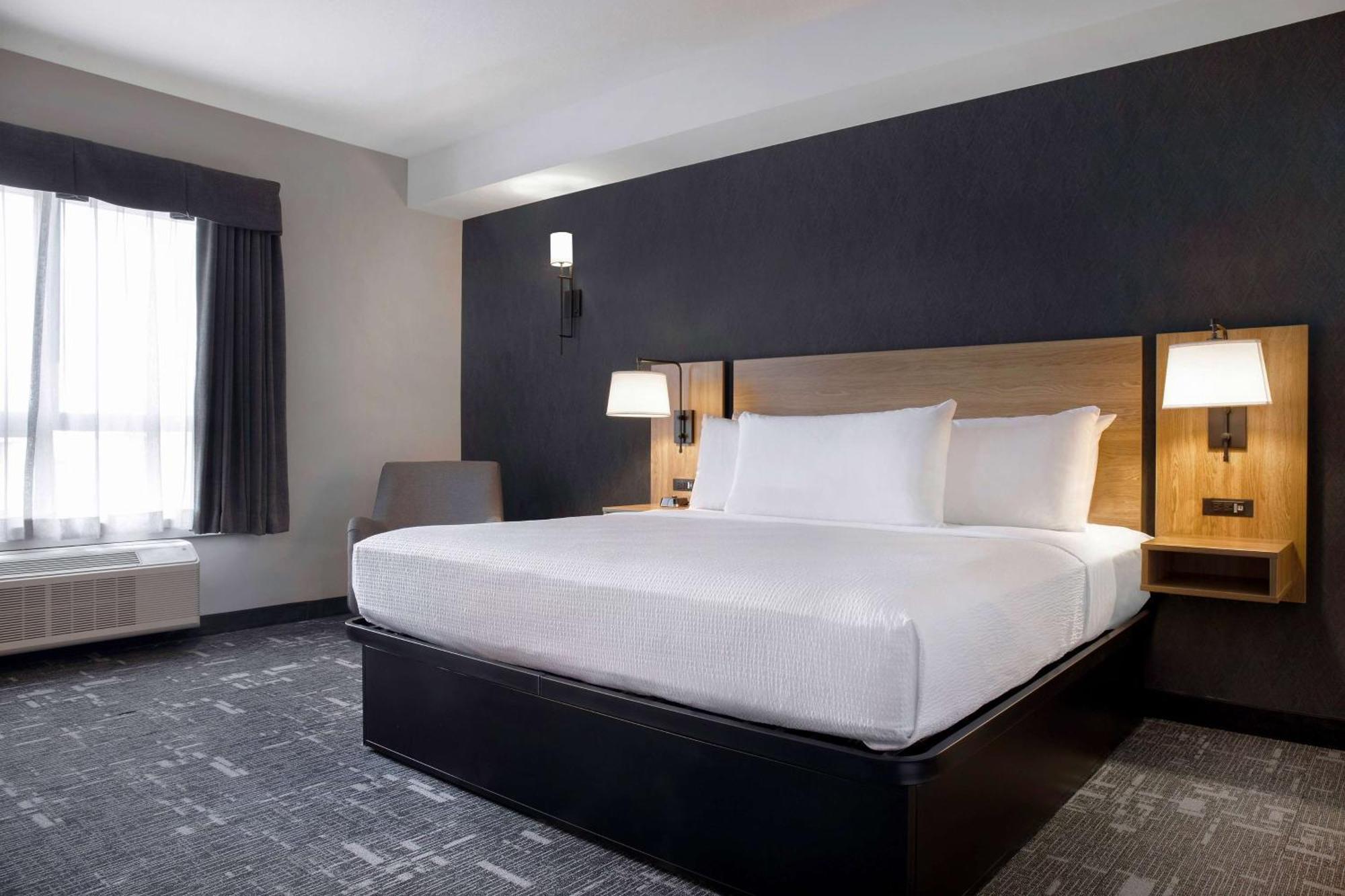 Ramada By Wyndham Cochrane Hotell Eksteriør bilde