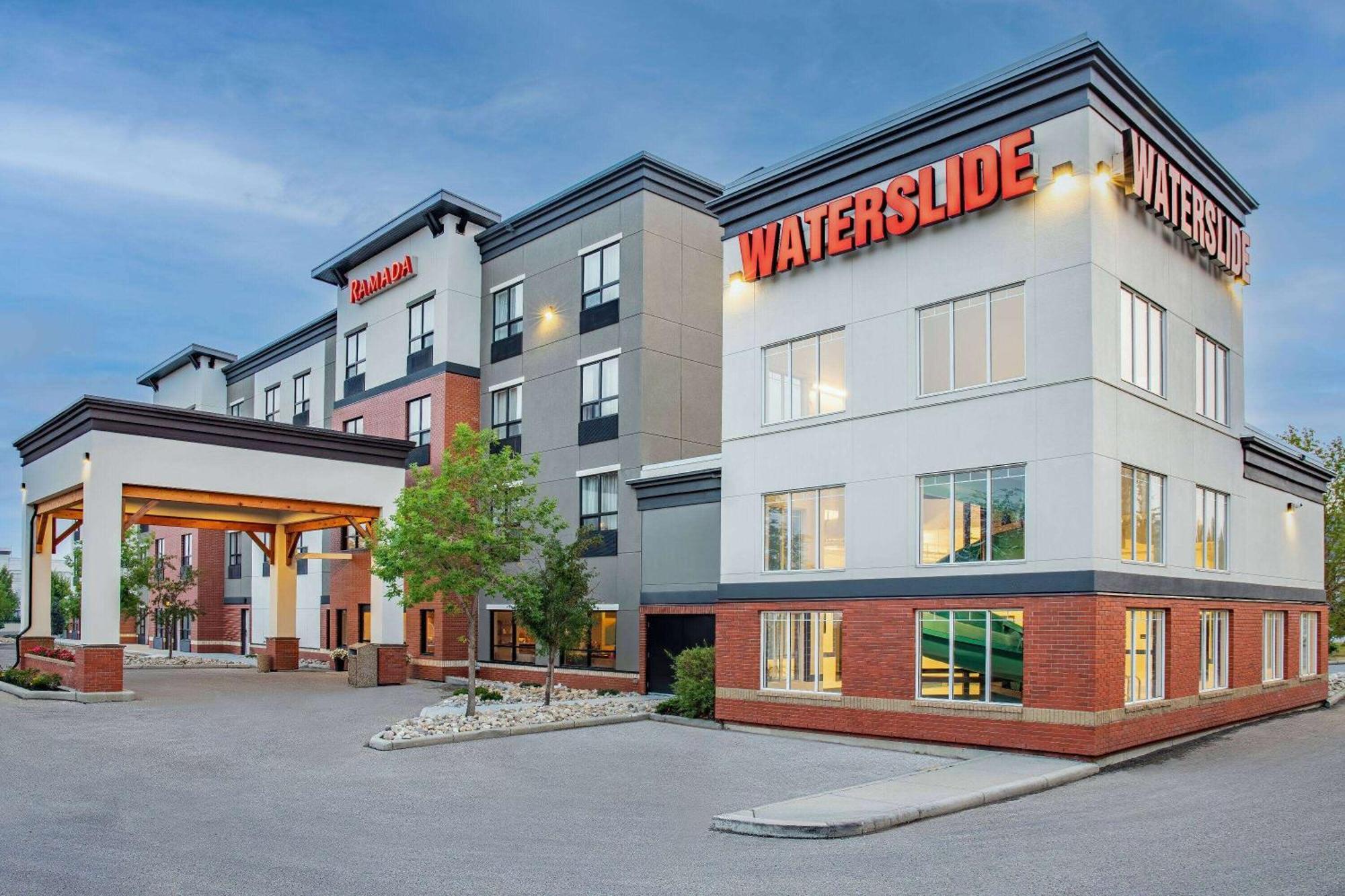 Ramada By Wyndham Cochrane Hotell Eksteriør bilde