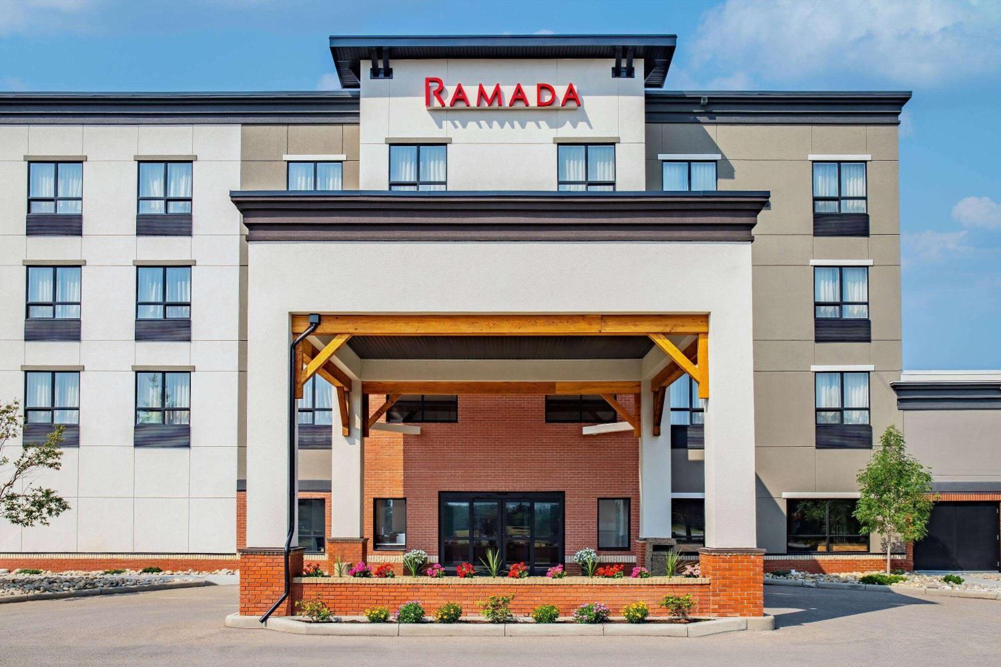 Ramada By Wyndham Cochrane Hotell Eksteriør bilde