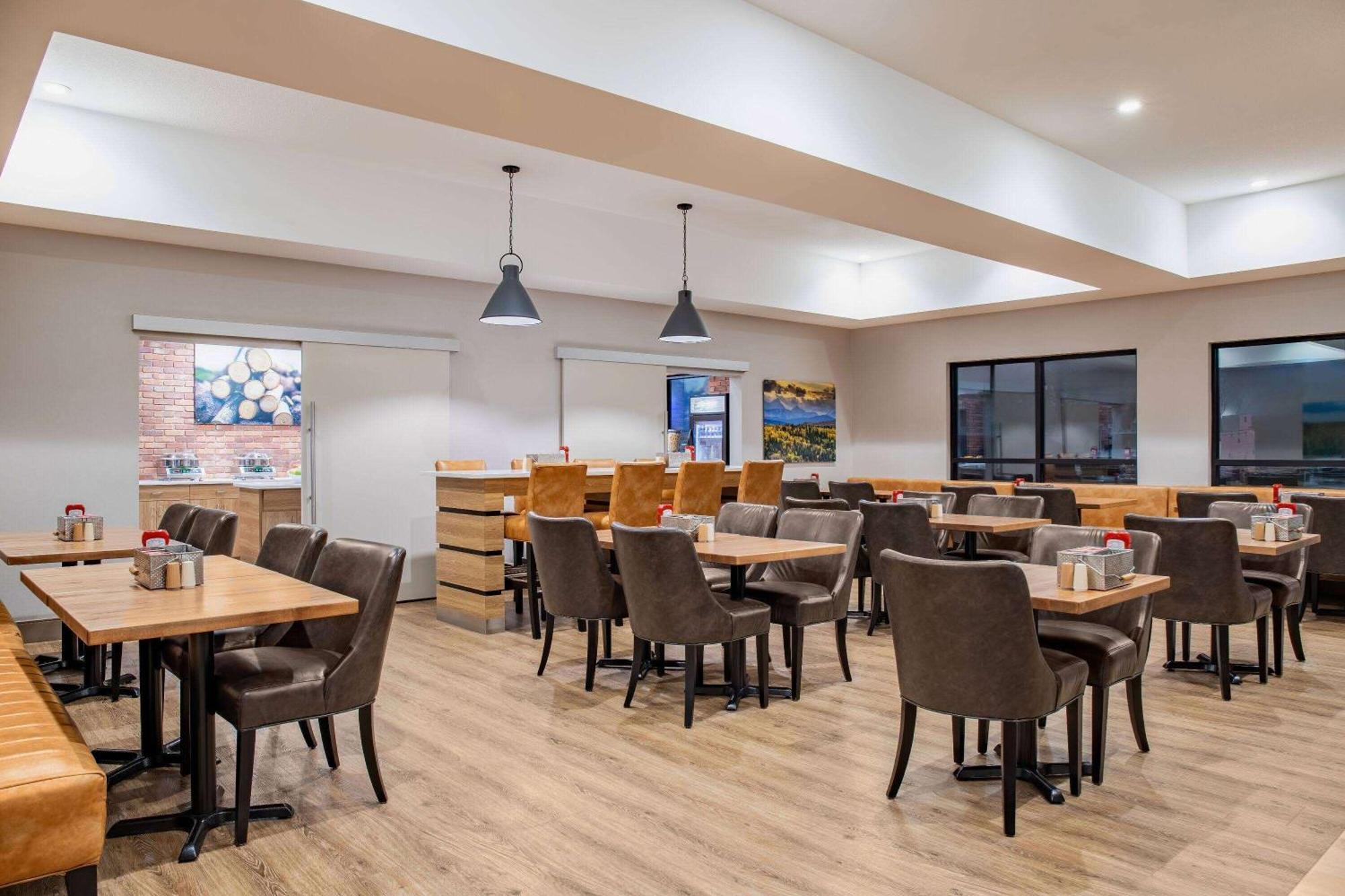 Ramada By Wyndham Cochrane Hotell Eksteriør bilde